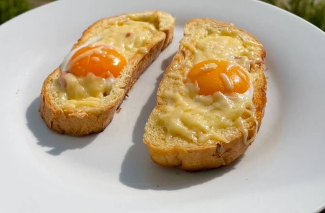 Яичница в хлебе на сковороде с колбасой и сыром 